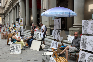 意大利画家街头摆摊创作肖像画