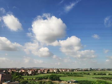 蓝天白云下的田园田野