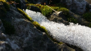 岩石苔藓残雪