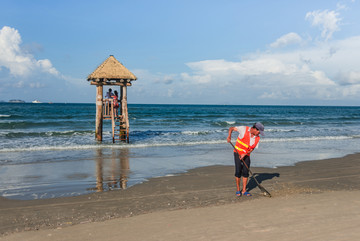 双月湾海边清洁工的背景照