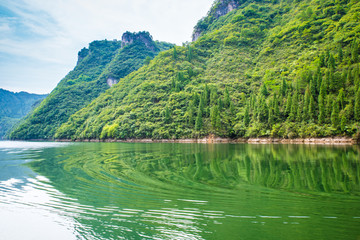 平静河流