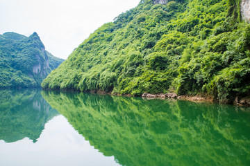 平静河流