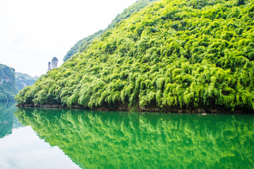 平静河流