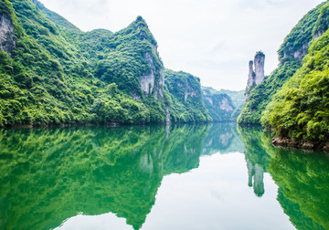 平静河流