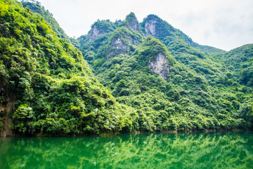 平静河流