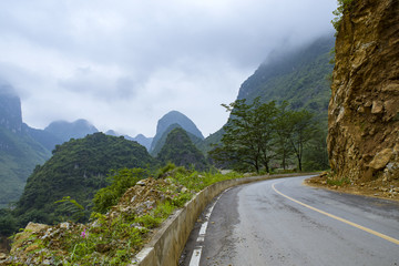 山路蜿蜒