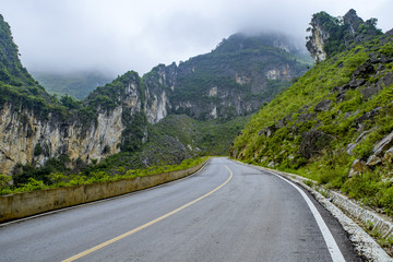 山路蜿蜒