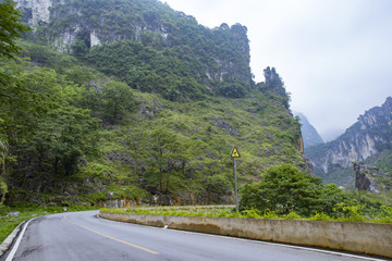 山路蜿蜒