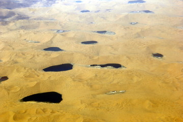 飞机上看沙漠湖泊