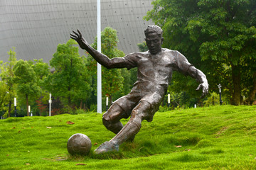踢足球雕塑