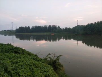 河流晚霞小船美景