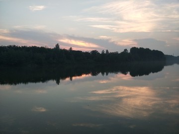 河流晚霞小船美景