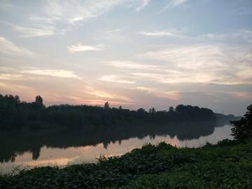 河流晚霞小船美景