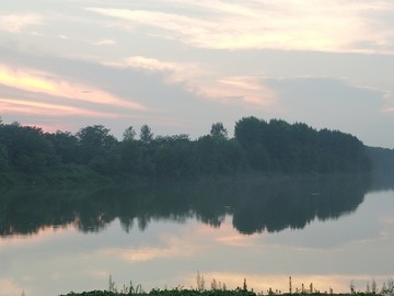 河流晚霞小船美景