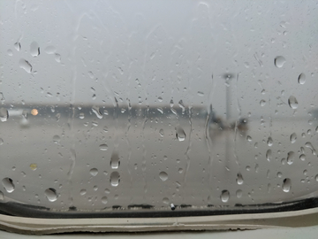 雨天飞机舷窗