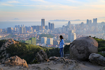 山东青岛崂山浮山俯瞰市区女孩