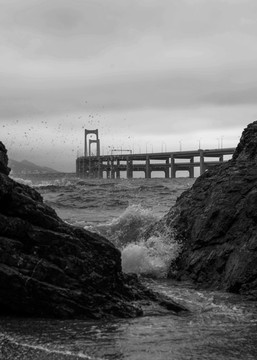 海浪和跨海大桥