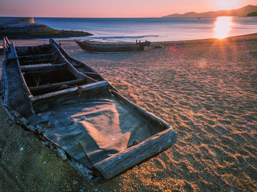 夕阳海滩渔船