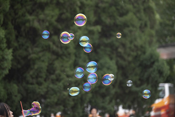 空中漂荡的泡泡