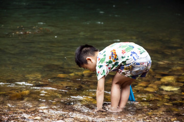 玩水小孩