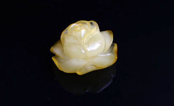 蜜蠟精雕花開富貴吊墜