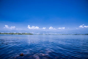 西昌邛海碧水蓝天