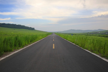 笔直的草原公路美景