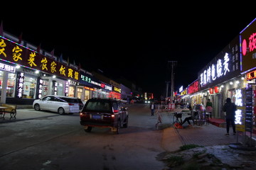 乌兰布统草原的小镇夜景