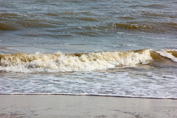 海浪涌上沙滩