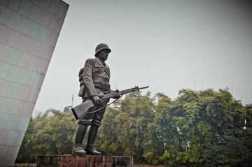 抗战国军士兵雕塑