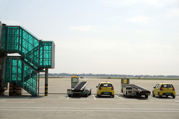 温州机场登机桥地勤车辆