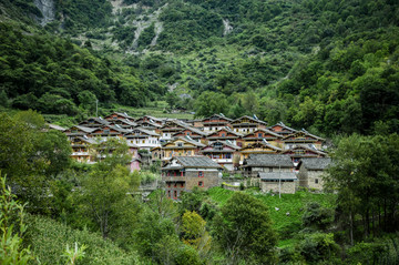 羌族村庄山寨