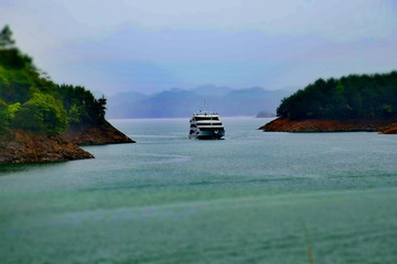 千岛湖水面船实拍高清摄影大图