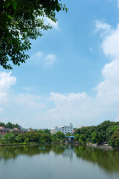 池塘边建筑