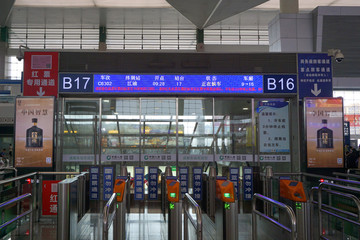 重庆北站检票道闸进站口