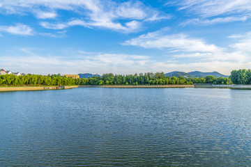 蓝天白云下的南阳湖风景