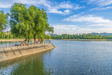 蓝天白云下的南阳湖风景