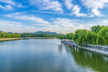 蓝天白云下的南阳湖风景