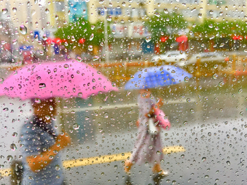 雨中行人 雨中街道