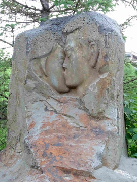 接吻石雕