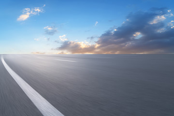 天空云彩和公路路面