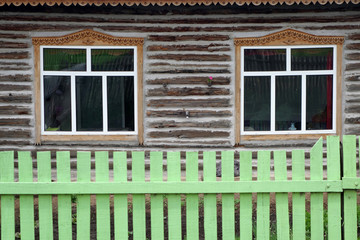 俄式木刻楞老房换上了新窗户