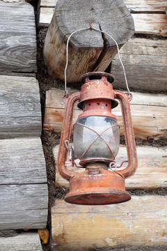 木刻楞老房墙壁悬挂的马灯