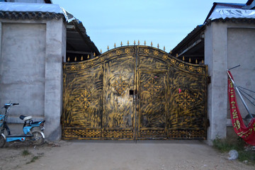 黄铜门