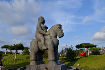 女人骑马雕塑