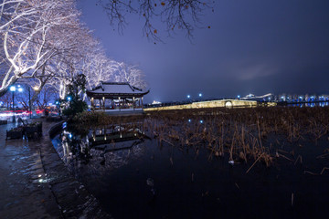 杭州西湖雪后夜景