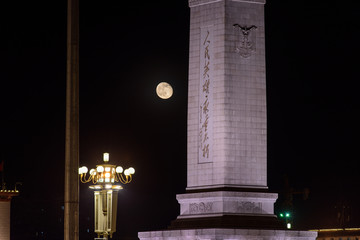 人民英雄纪念碑夜景月亮