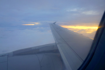 飞机舷窗航拍傍晚天空