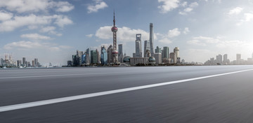 城市道路沥青路面和上海建筑群