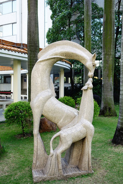 长颈鹿母与子雕塑